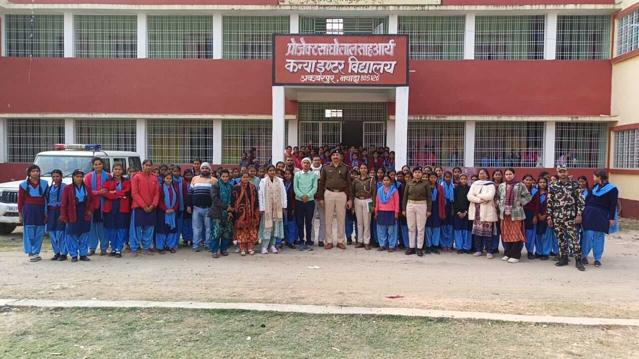 पुलिस ने छात्राओं को साइबर सुरक्षा के बारे में किया जागरूक