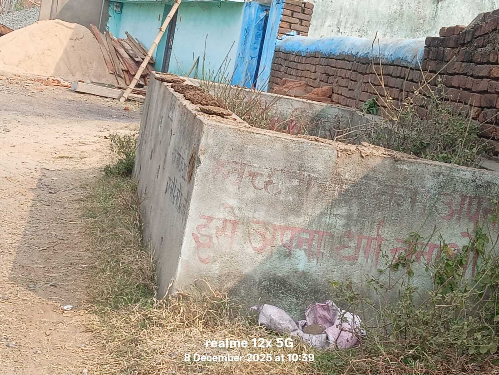 सड़कों पर बालू व ईंटा डंप होने से राहगीरों को हो रही परेशानी