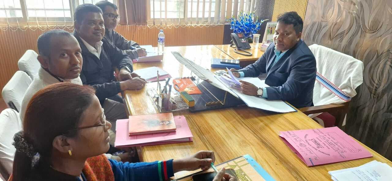 विद्यालय परिसर को रखें स्वच्छ व बनायें हरित : डीइओ