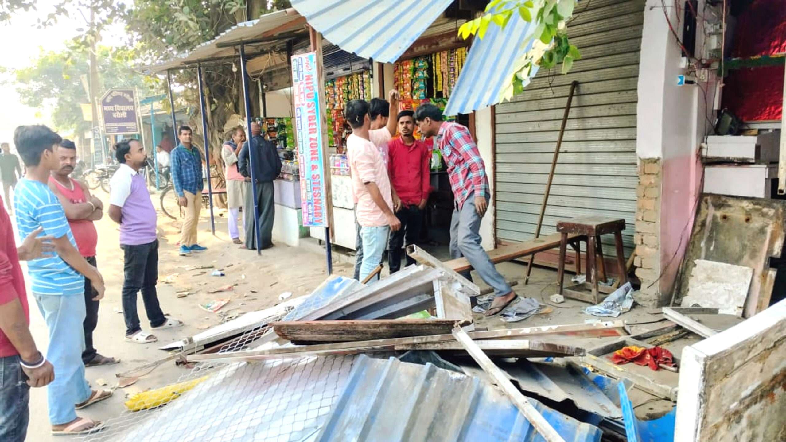 प्रशासनिक उद्घोषणा के बाद दुकानदार खुद ही हटाने में जुट गये अवैध कब्जा