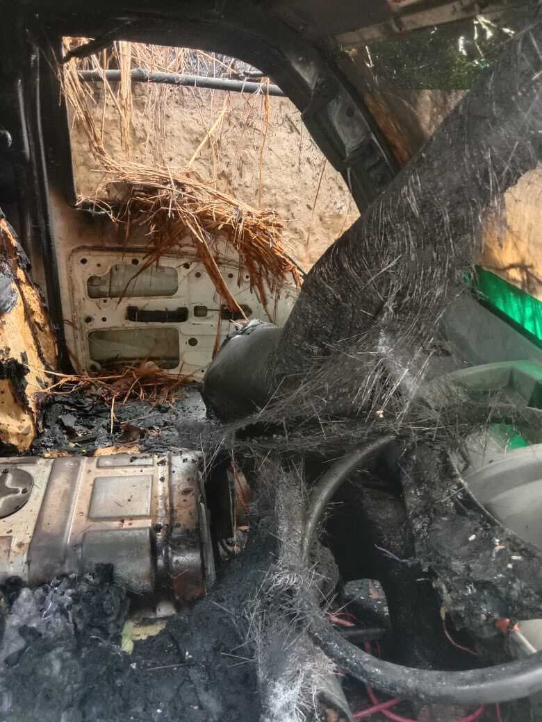 अपराधियों ने मैजिक वैन में पेट्रोल डाल कर लगायी आग, केस दर्ज