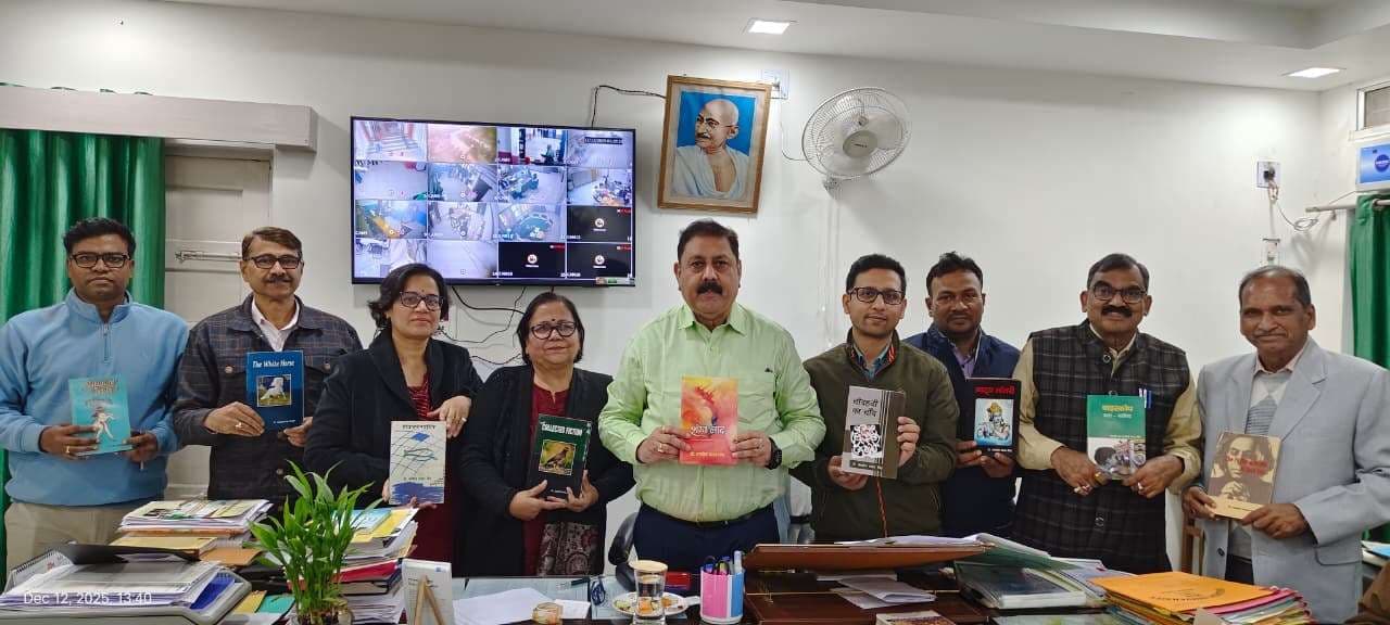 प्रो सरिता और लावण्या ने मगध विश्वविद्यालय को भेंट कीं साहित्यिक पुस्तकें