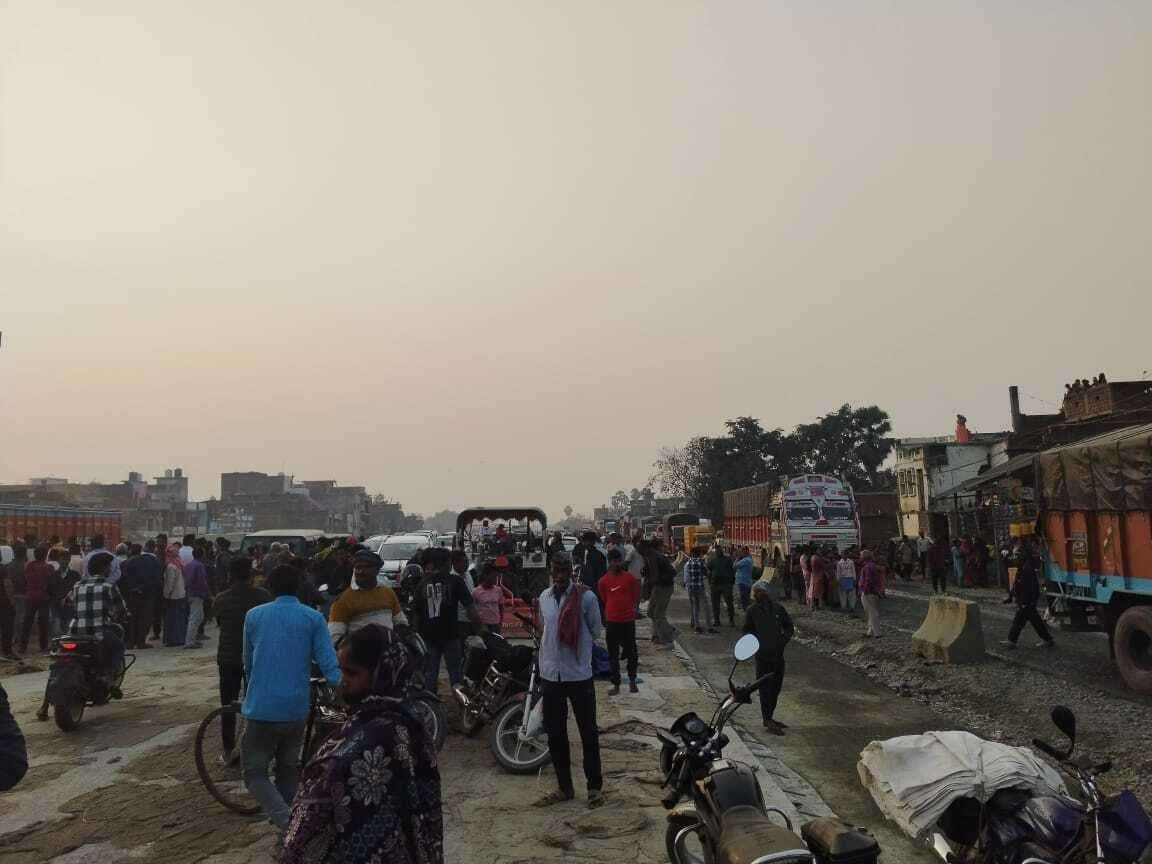 ट्रक व बाइक की टक्कर में युवक की मौत, दो घायल