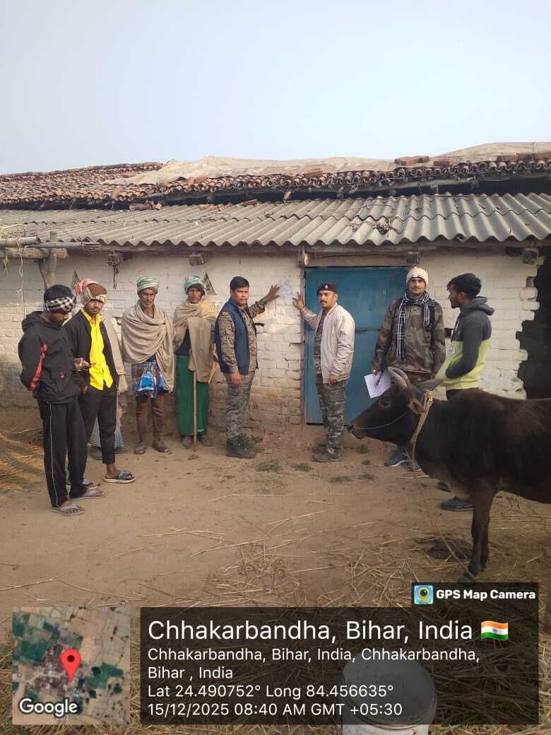 कुख्यात नक्सली के घर पर चिपकाया इश्तेहार