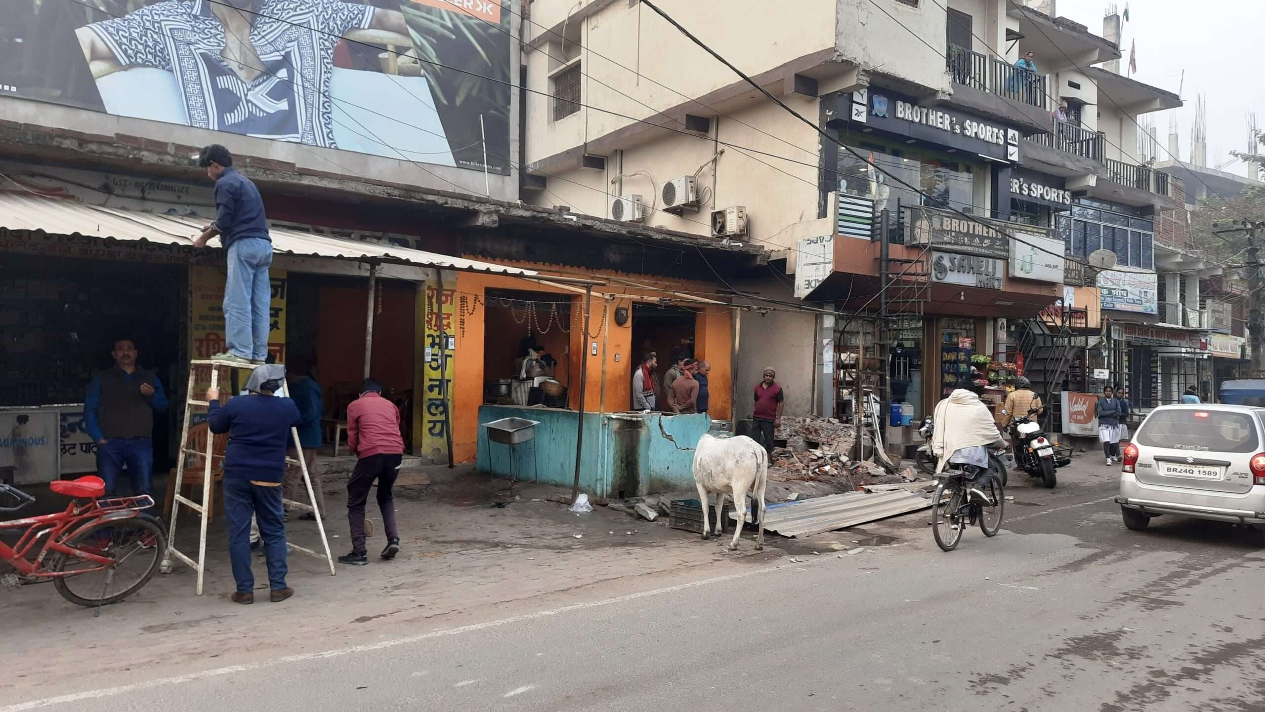 कर्मा रोड में अतिक्रमण के खिलाफ कार्रवाई