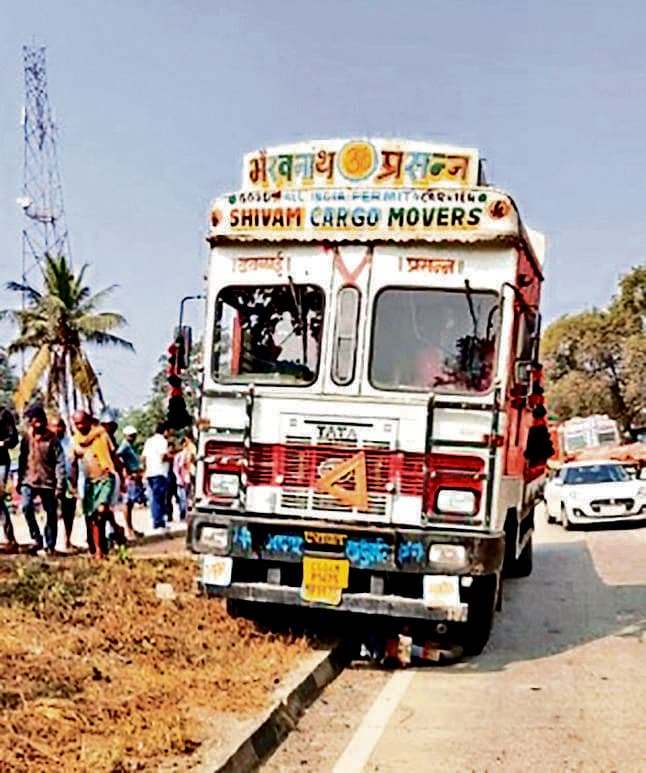 Sambalpur News: ट्रक की चपेट में आने से बुजुर्ग की मौत, आक्रोशित लोगों ने दो घंटे तक राजमार्ग जाम किया