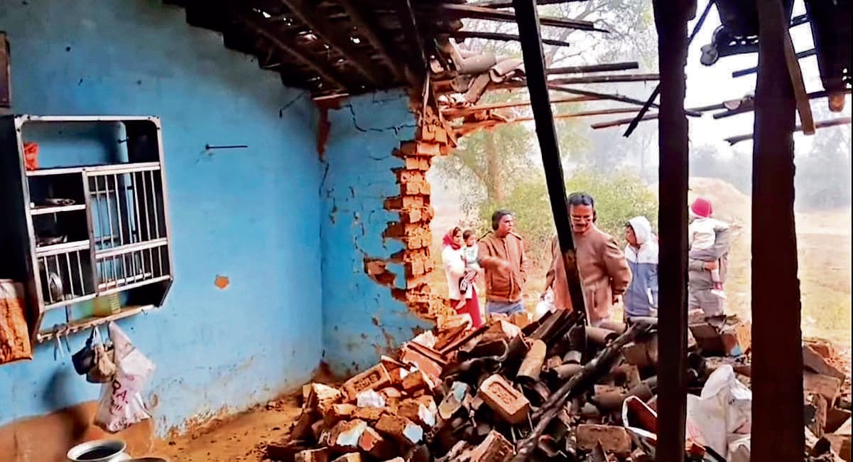 Rourkela News: झुंड से बिछड़े हाथी ने खुटगांव में घर तोड़ा, परिवार ने भागकर बचायी जान