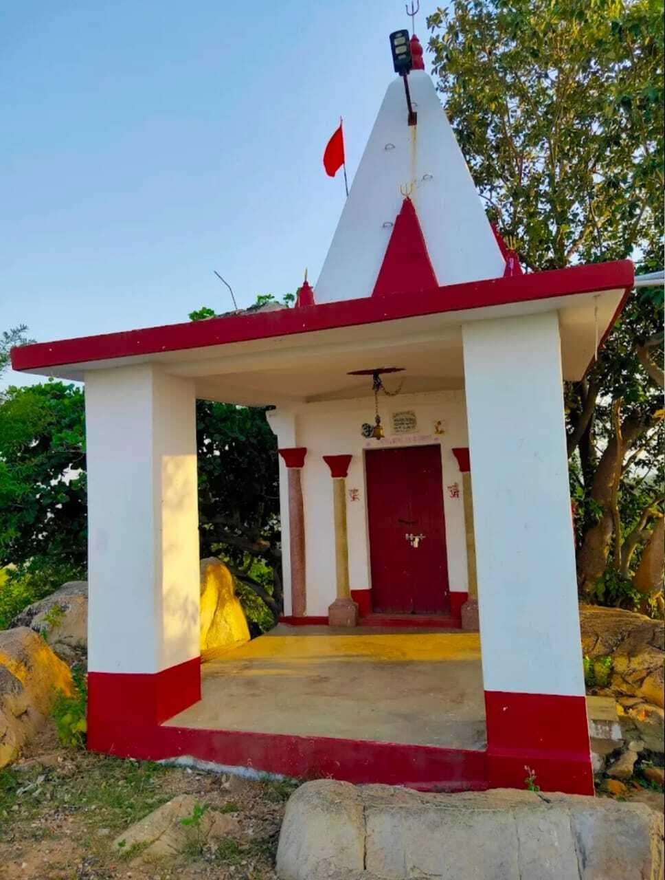 ग्रामीण कर रहे अभयनाथ मंदिर को विकसित करने की मांग