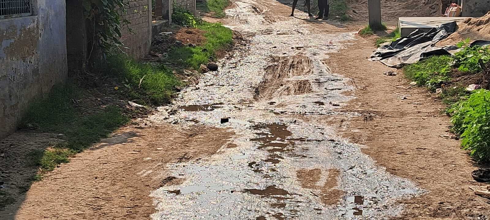 सड़क पर बह रहा दूषित पानी, आमजन परेशान