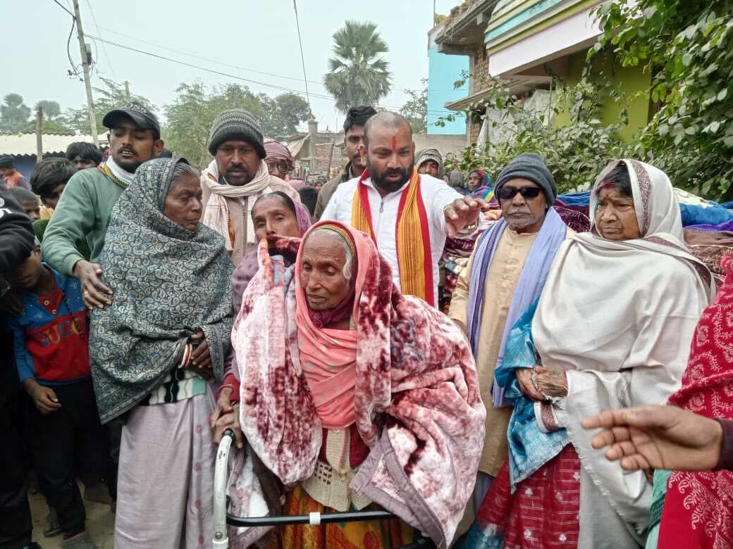 समाजसेवी ने असहायों के बीच किया कंबल वितरण