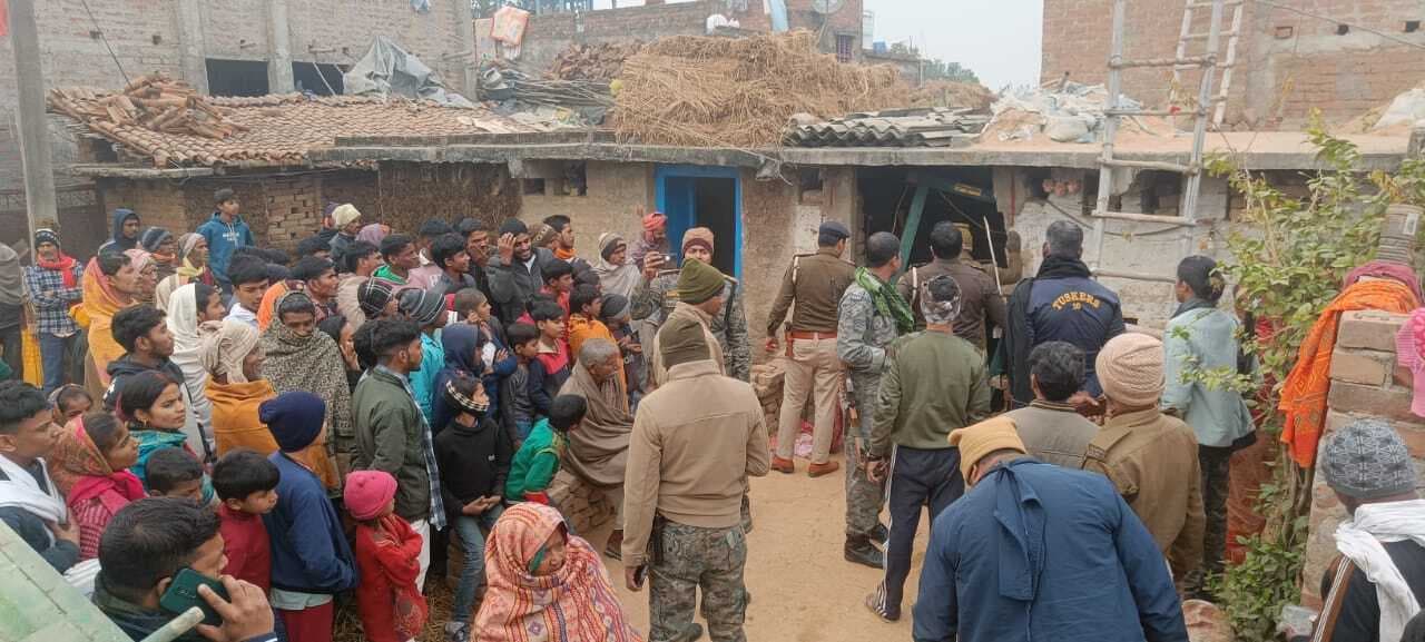 दोहरे हत्या मामले में फरार दो अभियुक्त के घर की कुर्की