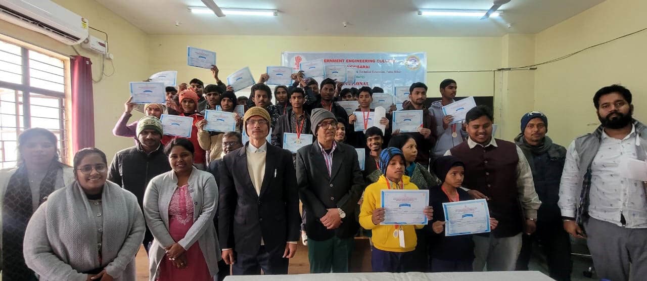 मैथमेटिक्स डे में तीसरे से 10वीं रैंक पाने वाले छात्रो को किया सम्मानित