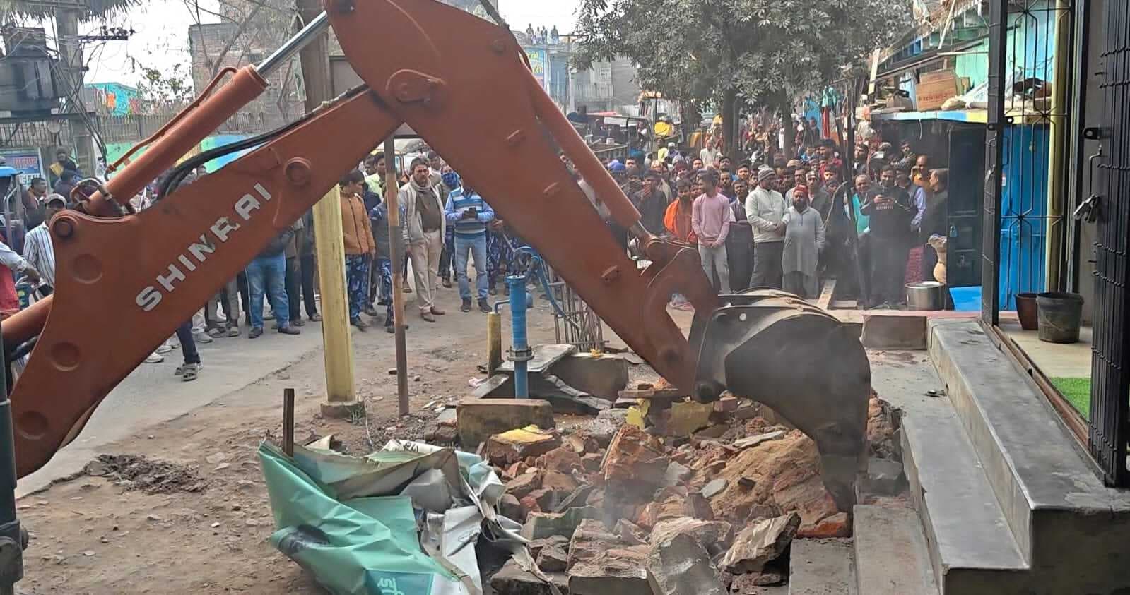 इमामगंज बाजार में हटाया गया अतिक्रमण