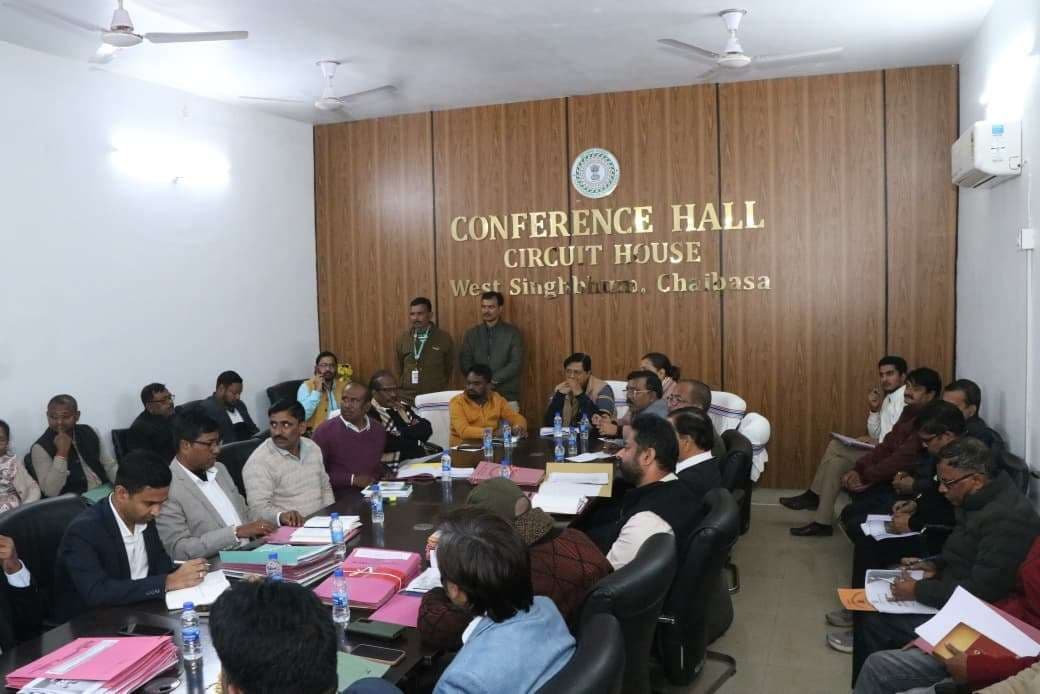 Chaibasa News : जिले में अवैध खनन, भंडारण और परिवहन पर सख्ती से कार्रवाई करें