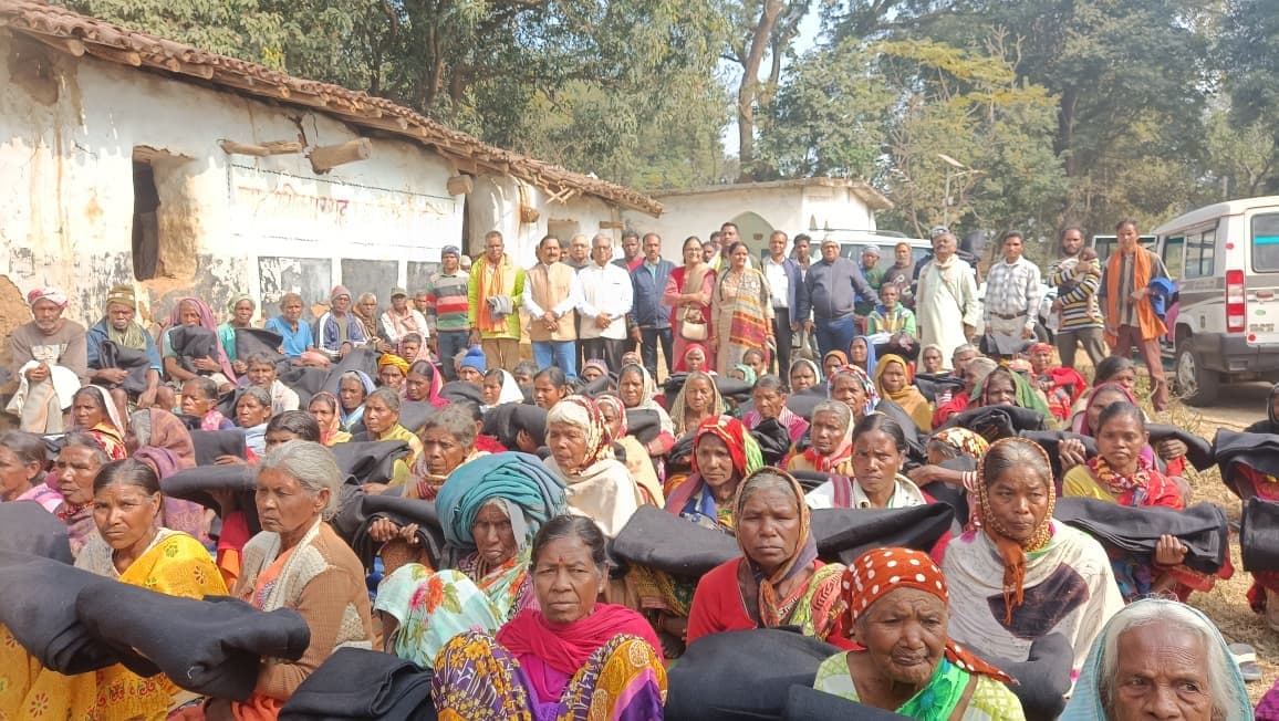 जरूरतमंदों के बीच कंबल का वितरण