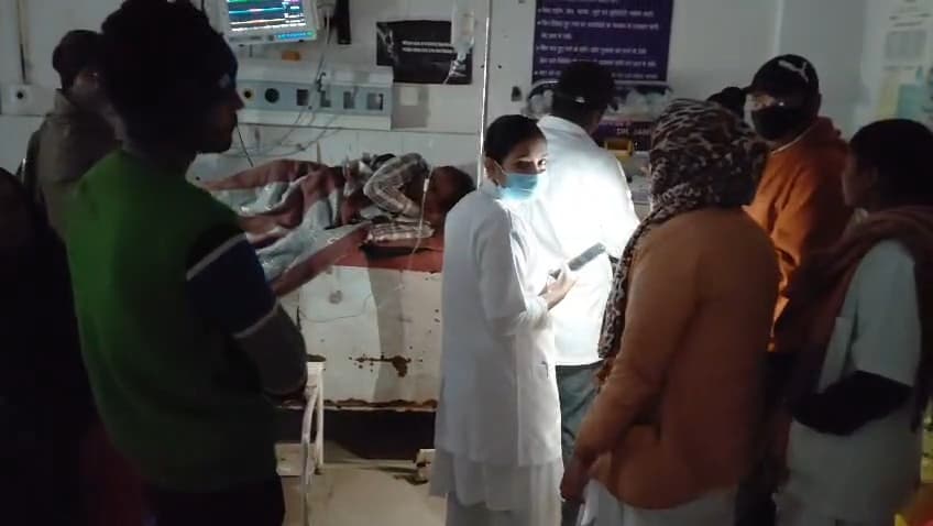 जिले के सबसे बड़े हॉस्पिटल में टॉर्च की रोशनी में किया मरीज का इलाज