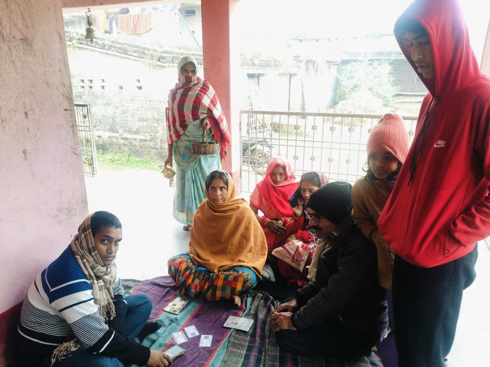 Madhubani News : शिविर में आयुष्मान कार्ड बनवाने के लिए उमड़े ग्रामीण