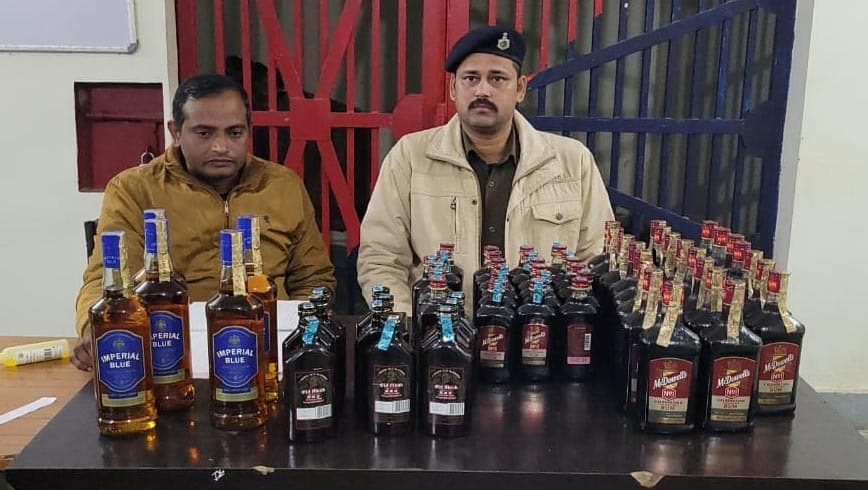 34.5 लीटर शराब के साथ दो महिला समेत तीन तस्कर गिरफ्तार