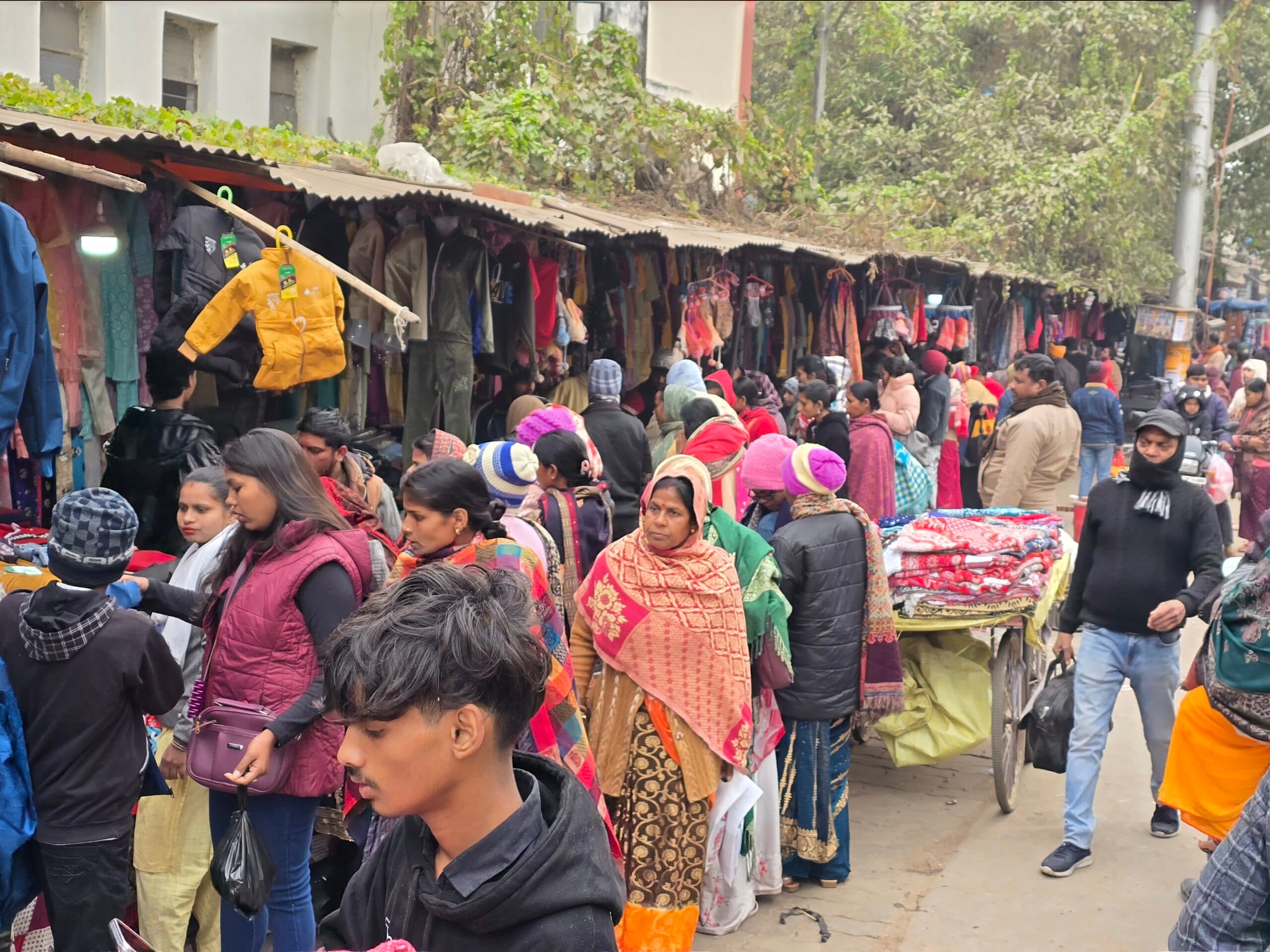 hajipur news. पछुआ हवा व कोहरे से जन-जीवन अस्त-व्यस्त, गाड़ियों की रफ्तार पर ब्रेक