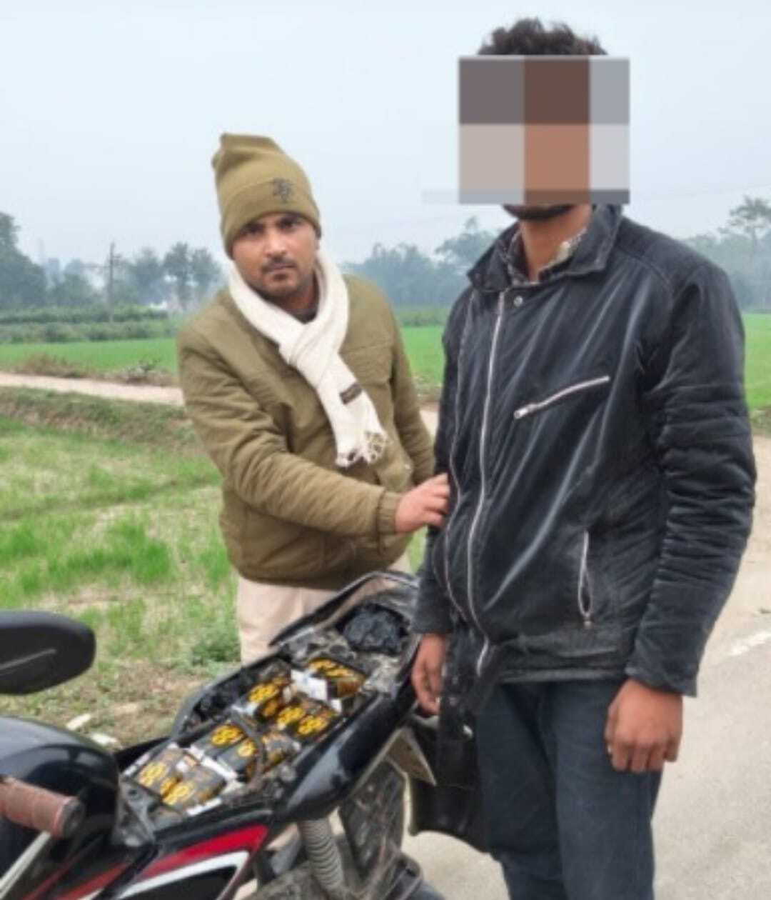 श्रीपुर में वाहन जांच के दौरान 14 लीटर विदेशी शराब के साथ युवक गिरफ्तार