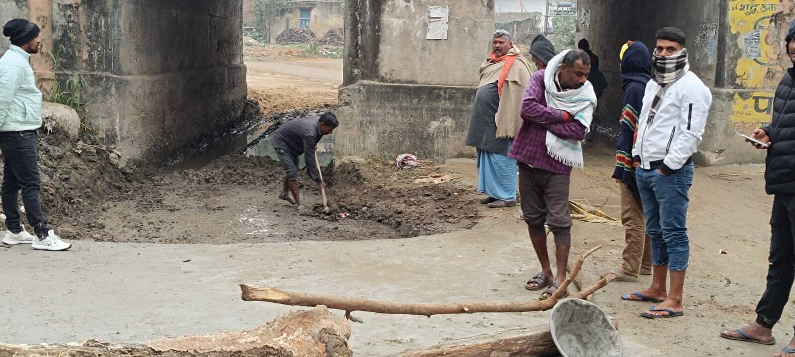 बाढ़ की मार से टूटी सड़क, मरम्मत को ले ग्रामीणों ने संभाली जिम्मेदारी