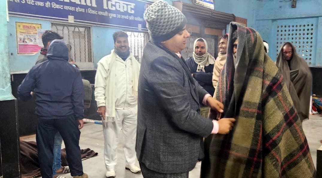 रात में रेलवे स्टेशन पहुंच डीएम ने गरीब व दिव्यांगों को ओढ़ाया कंबल