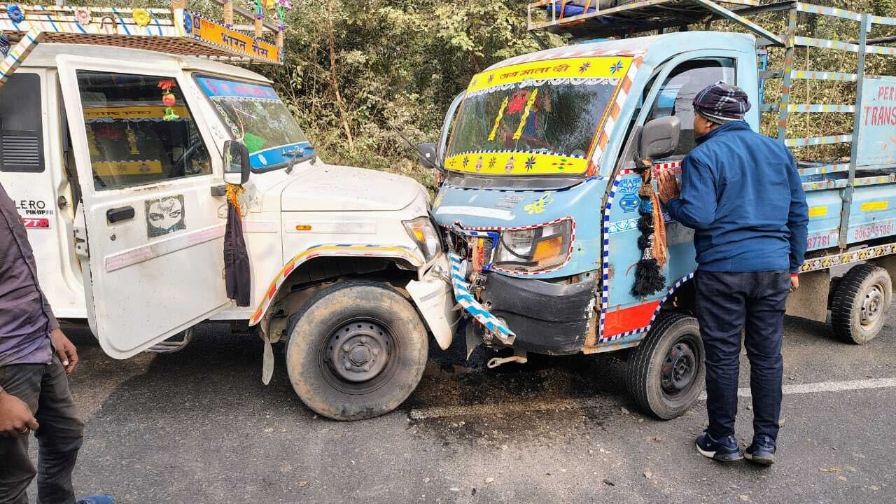 दो वाहनों की टक्कर में बाल-बाल बचे लोग