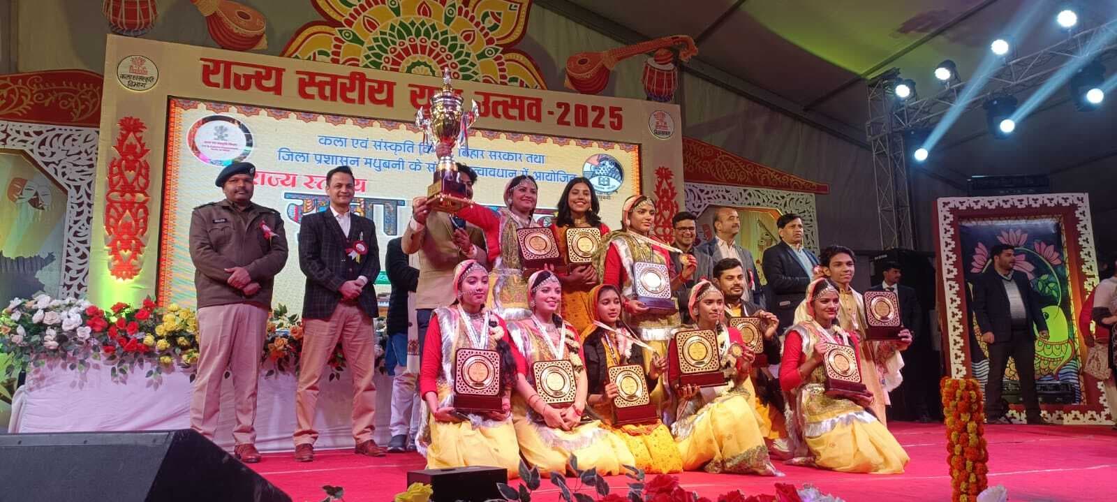 Madhubani News : युवा महोत्सव में मधुबनी की झांकी प्रथम स्थान पर, प्रतिभागियों की प्रतिभा को सबने सराहा