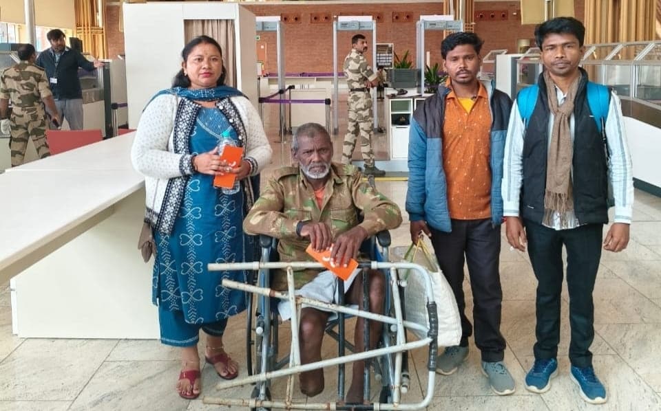 East Singhbhum News : एक साल बाद बेंगलुरु से सुरक्षित लौटा मजदूर