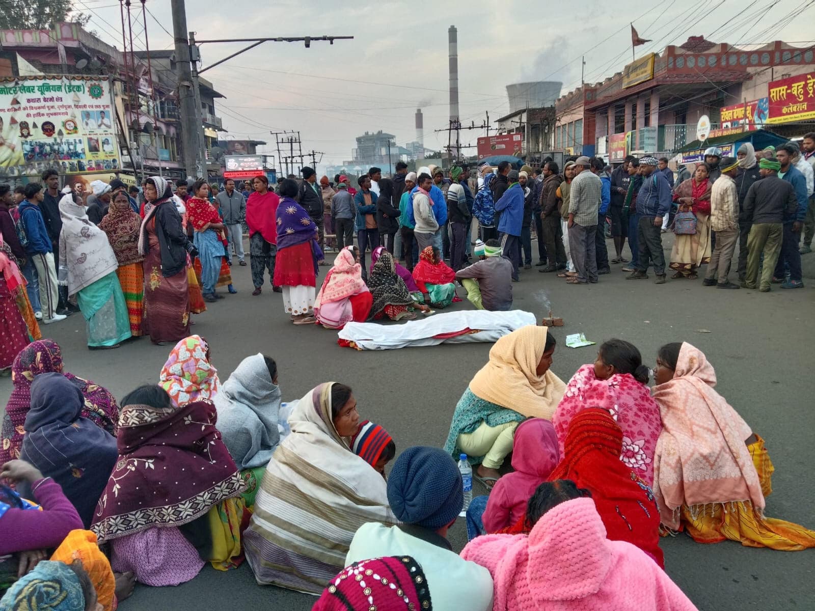 Bokaro News :मुआवजे को ले परिजनों ने कथारा मुख्य सड़क की जाम