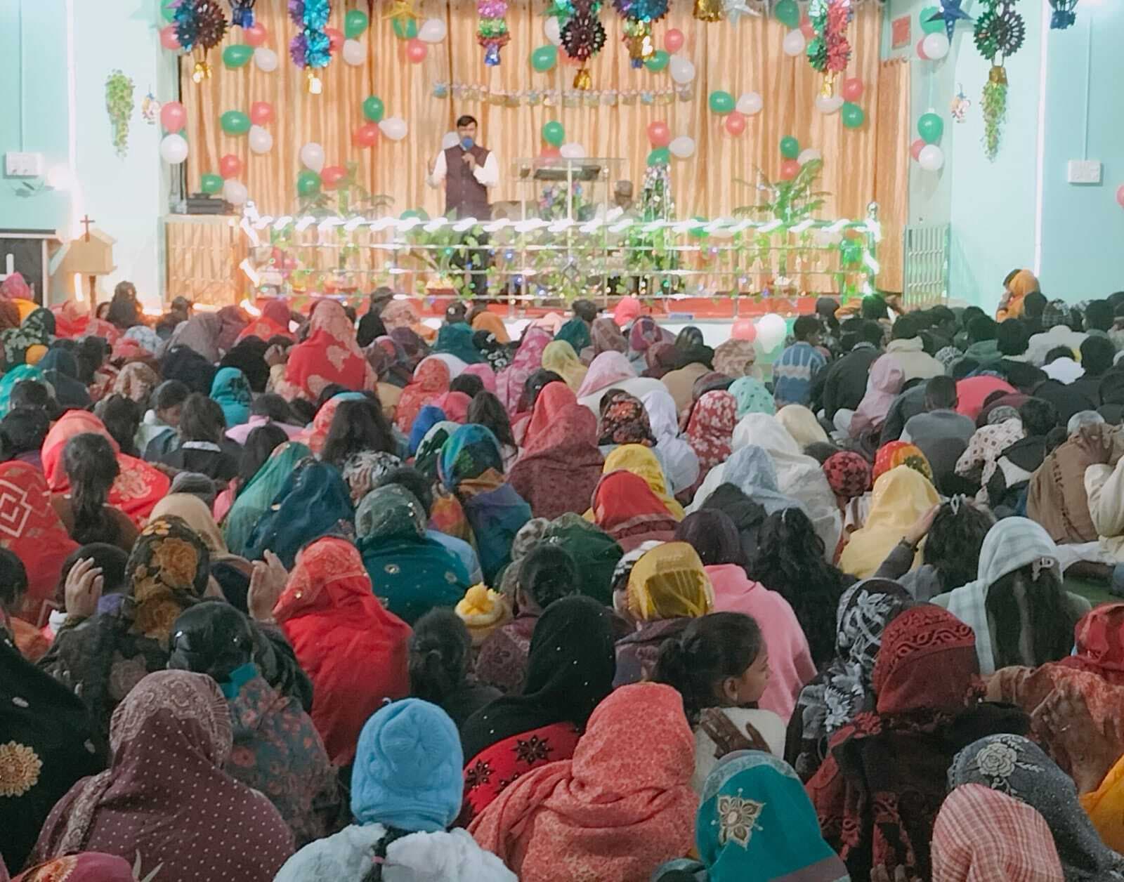 चरनी में जन्मा सितारा, देखो-देखो आया यीशु हमारा