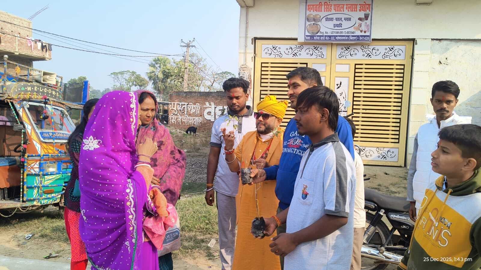 बजरंग दल ने किया तुलसी का वितरण, अपनी सांस्कृतिक व पर्यावरण संरक्षण का दिया संदेश