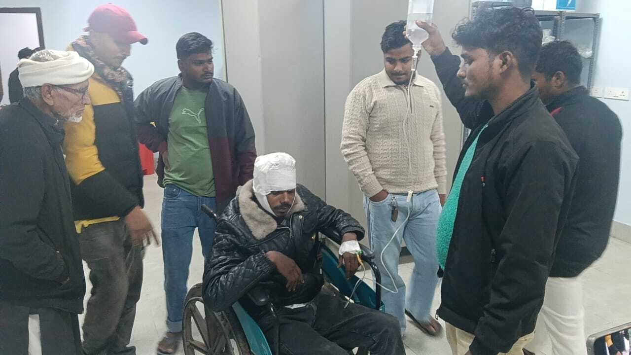 थावे में अनियंत्रित मोटरसाइकिल पोल से टकरायी, युवक गंभीर रूप से घायल