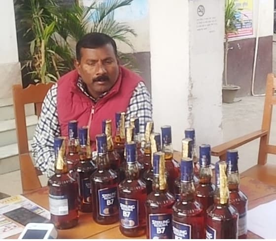 दो वाहनों से 206 लीटर शराब के साथ तीन धंधेबाज गिरफ्तार