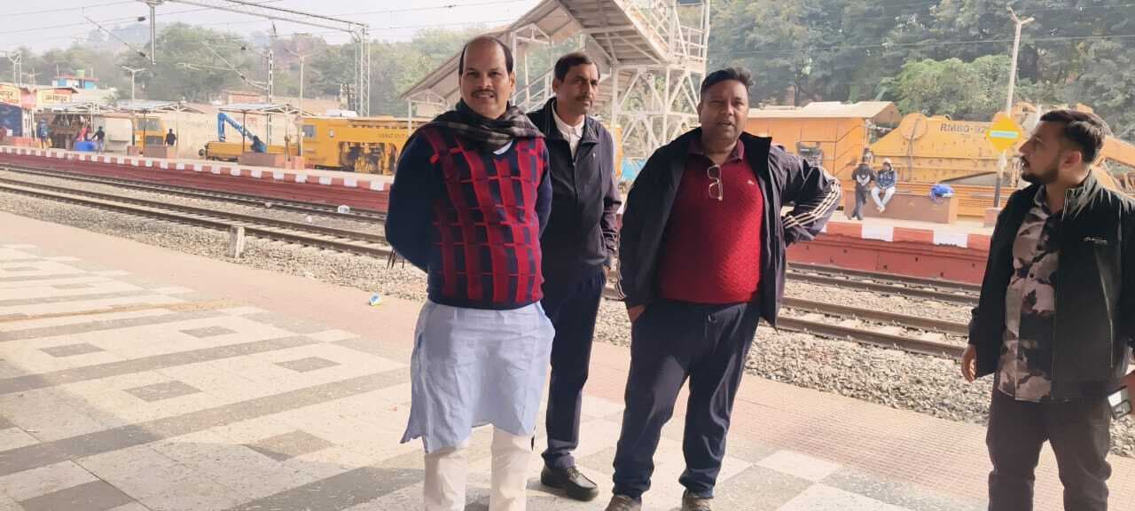 सहायक अभियंता ने किया अभयपुर रेलवे स्टेशन पर चल रहे निर्माण कार्य का निरीक्षण