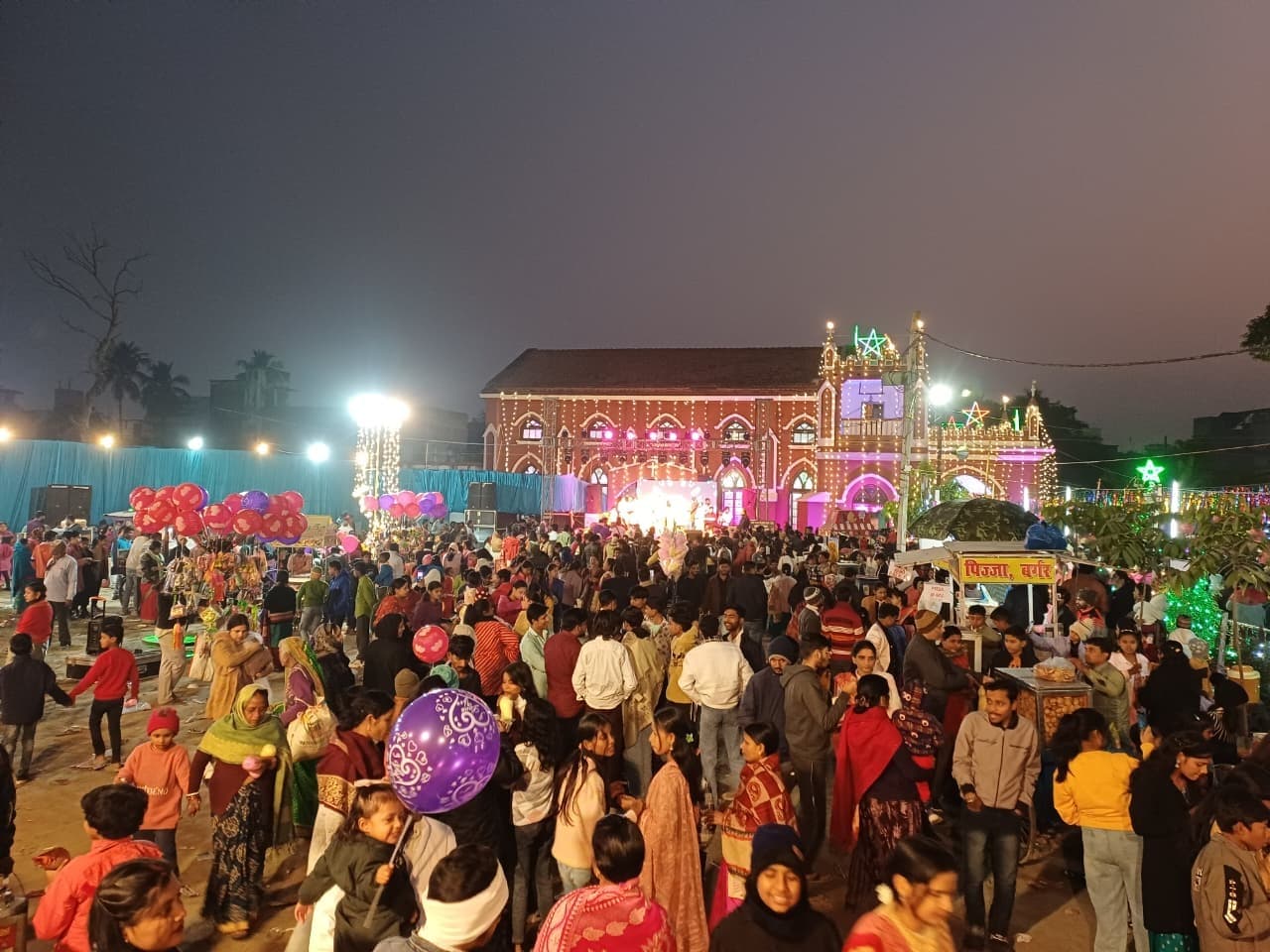 सुबह की प्रार्थना में चर्च में रही भीड़, रात तक लगा रहा तांता