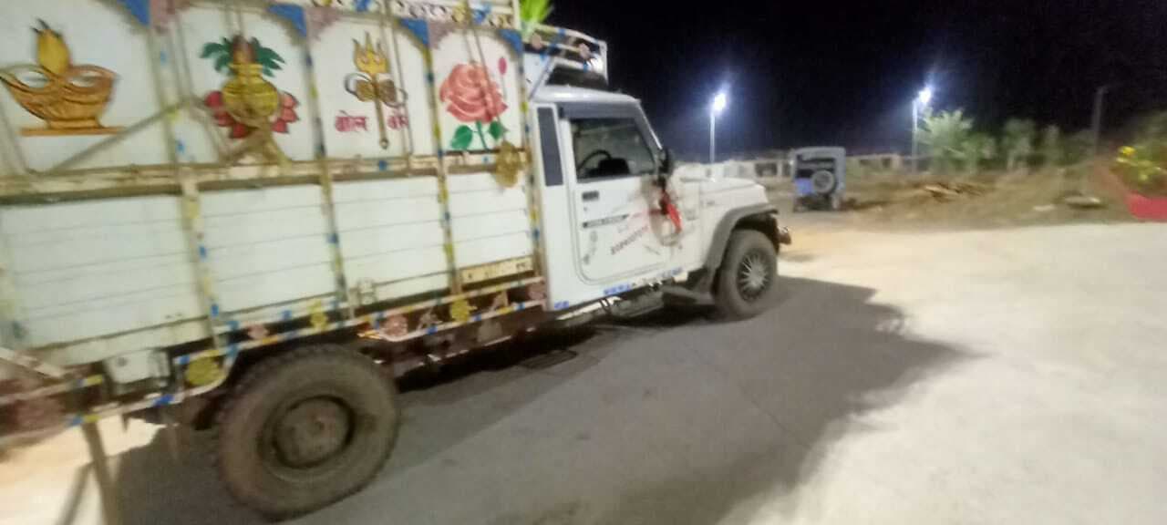 पिकअप की ठोकर से छह बिजली पोल टूटे, बिजली बाधित