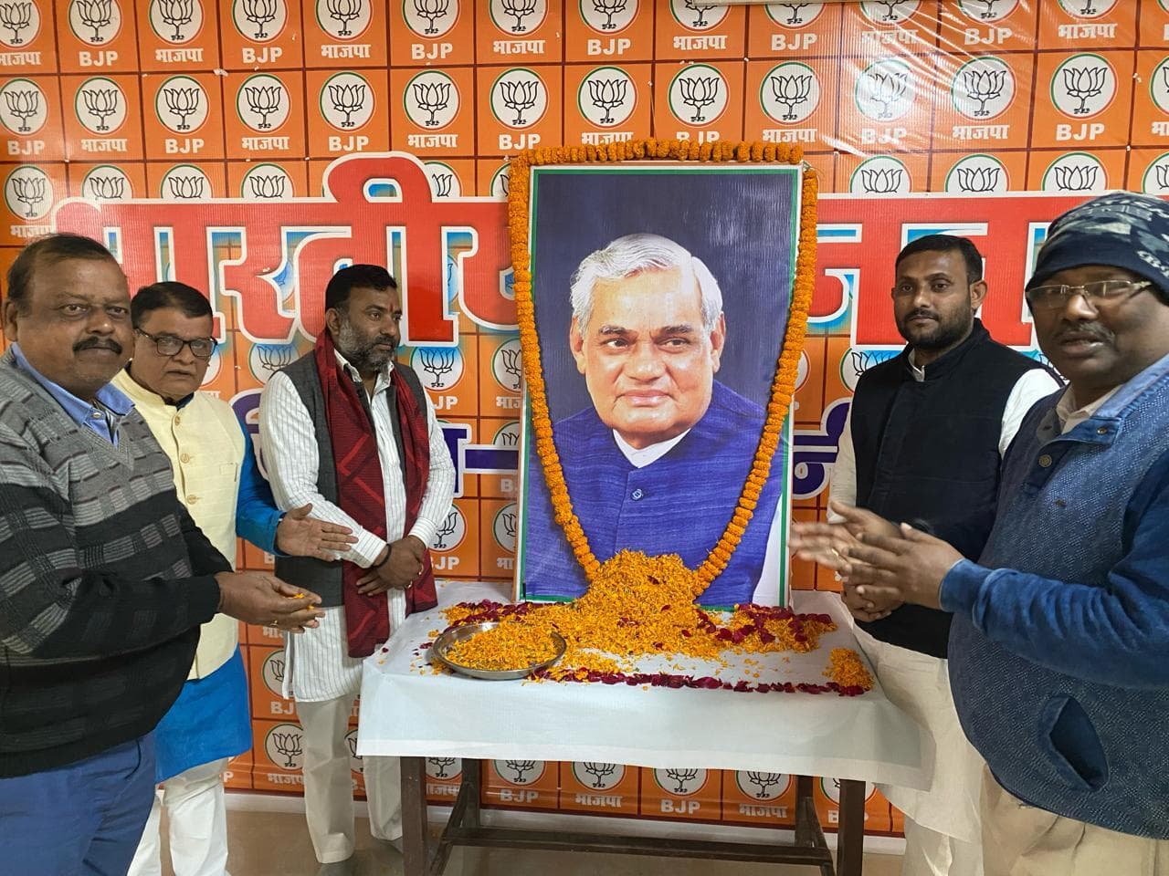 Madhubani News : अटल बिहारी वाजपेयी के आदर्शों पर चलने का लिया संकल्प