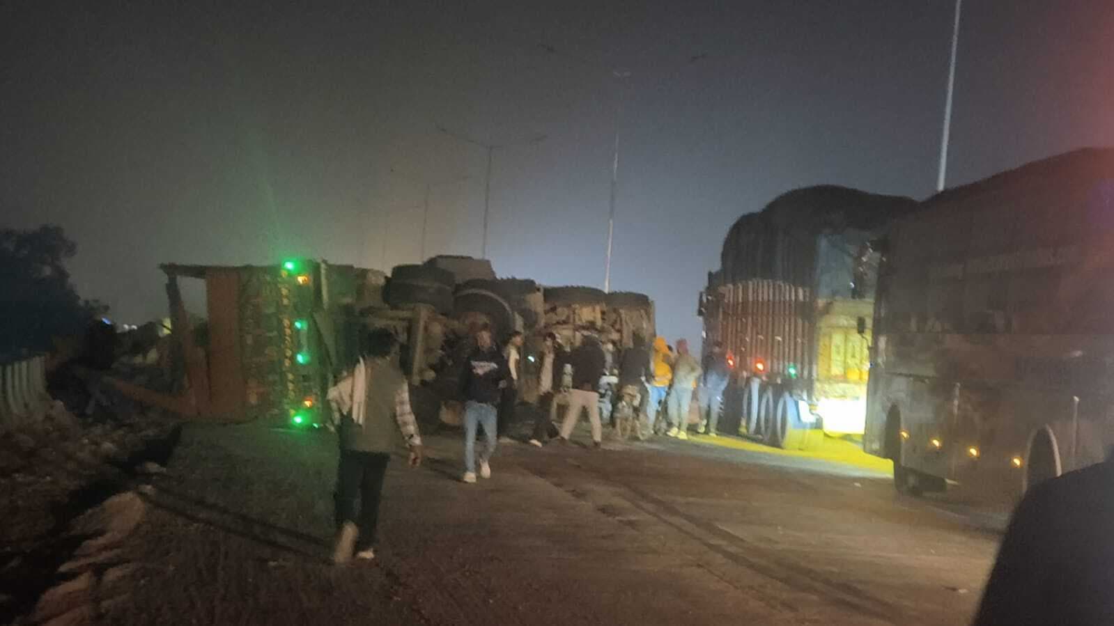 एनएच पर टायर फटने से गाजर लदा ट्रक पलटा, चालक व सहचालक घायल