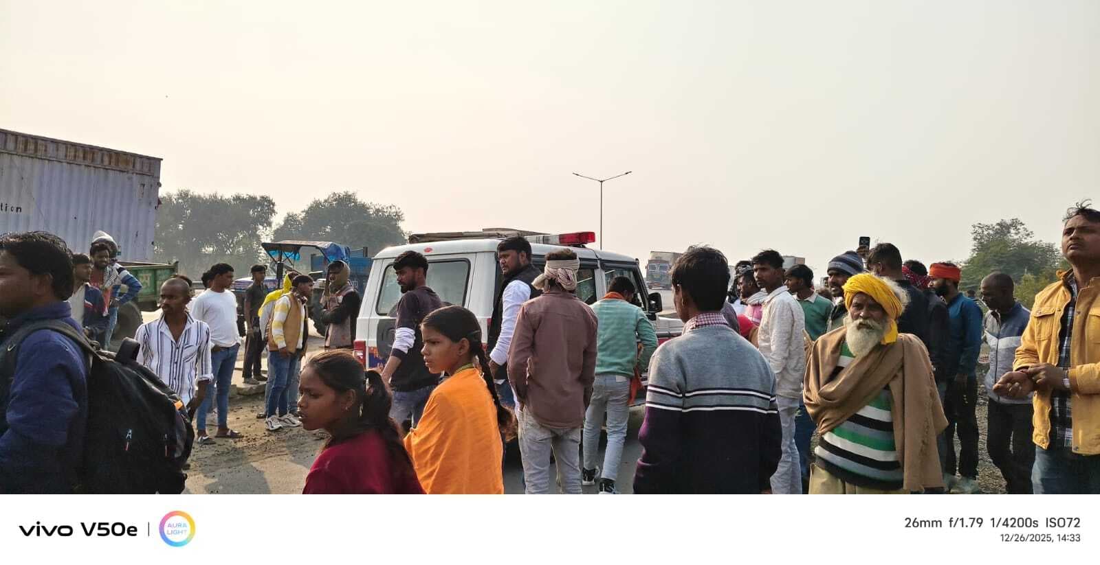 सर्विस लेन पर गिट्टी से फिसली बाइक, दो युवक घायल