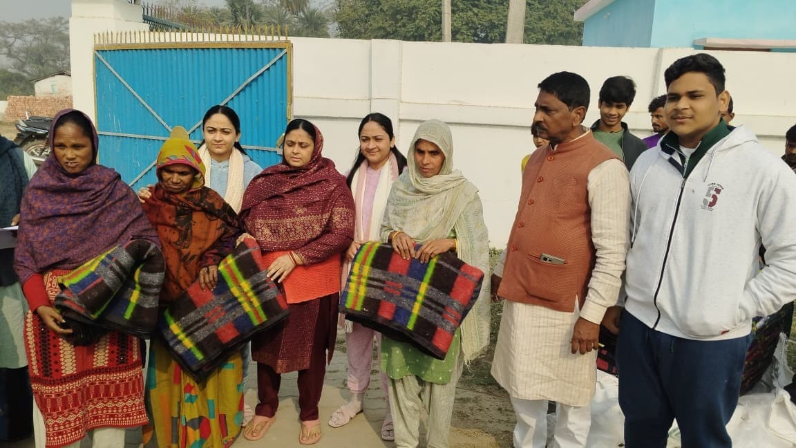 मुखिया ने लाचार लोगों के बीच किया कंबल वितरण