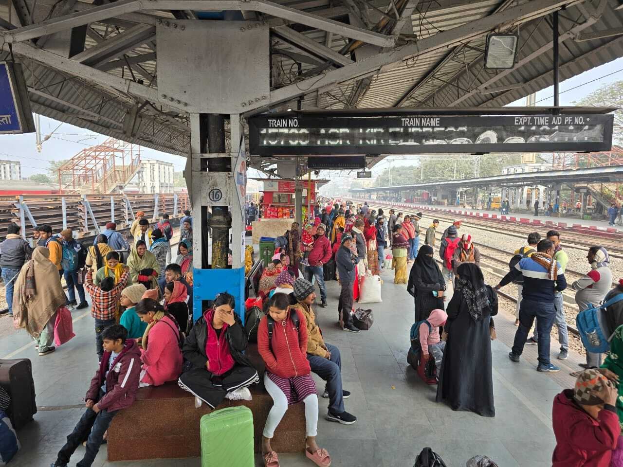 hajipur news. ठंड  व घने कोहरे से ट्रेनों की रफ्तार हुई धीमी, कई महत्वपूर्ण ट्रेनें घंटों लेट