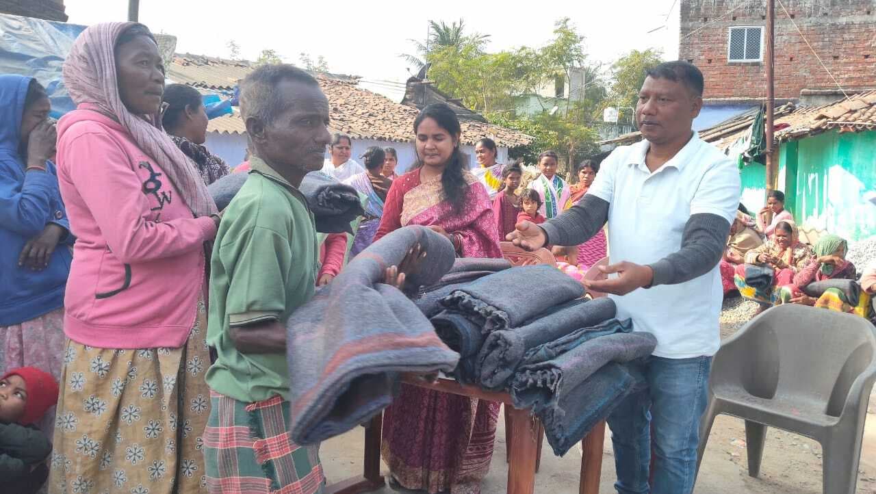 Chaibasa News : आधी ठंड बीती, बिना कंबल ठिठुर रहे लोग