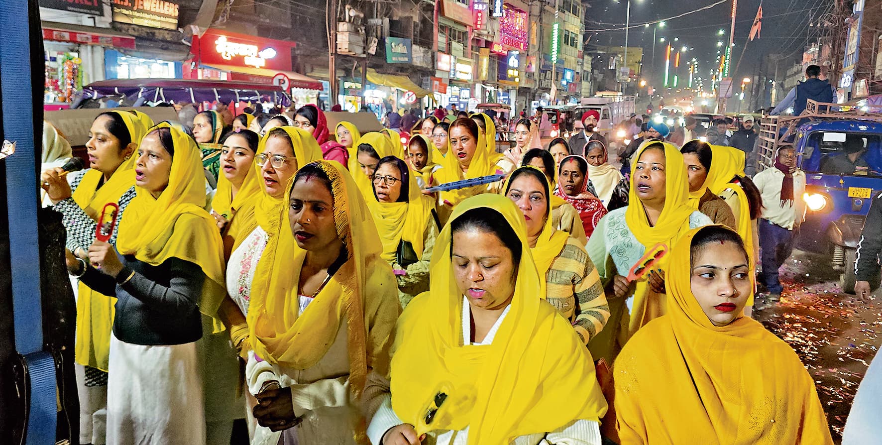 Chaibasa News : प्रकाश पर्व पर चक्रधरपुर में निकली शोभायात्रा