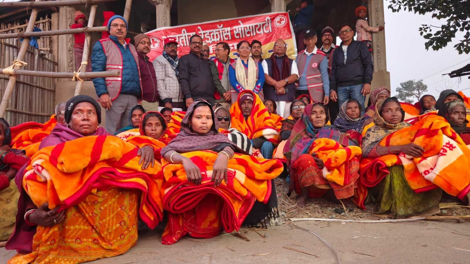 ठंड के बीच रेडक्रांस ने 50 परिवारों में बांटा कंबल