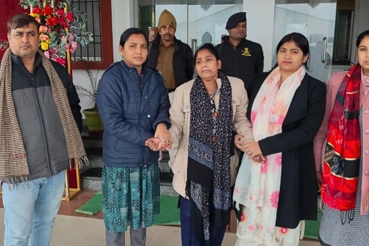 Bihar News: बिहार में घूस लेते रंगे हाथ पकड़ी गई भ्रष्ट महिला अधिकारी, हुई कार्रवाई तो बहाए आंसू