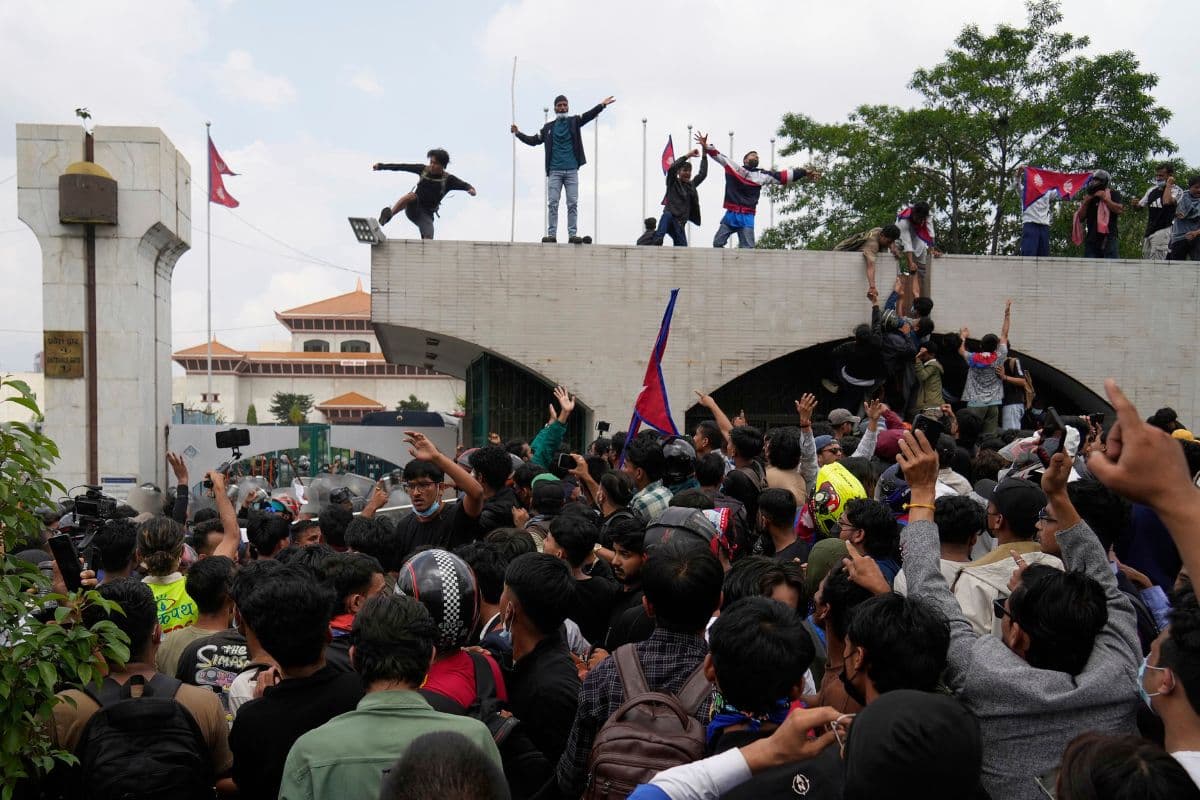 Nepal Protest: नेपाल में भारी बवाल, संसद भवन में घुसे प्रदर्शनकारी, अब तक 18 लोगों की मौत; जानें क्यों गुस्से में हैं Gen Z ?