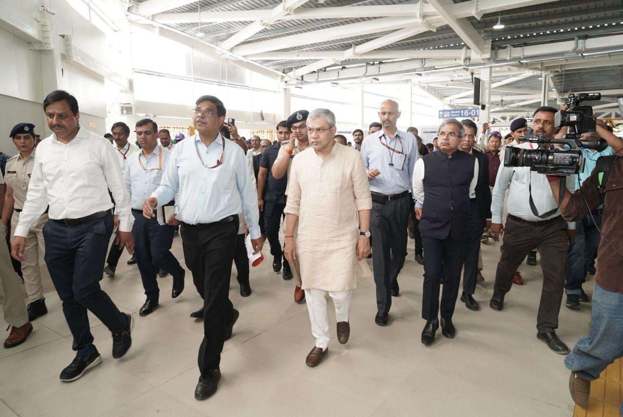 Railway: नयी दिल्ली पर भीड़ को नियंत्रित करने के लिए खुला यात्री सुविधा केंद्र