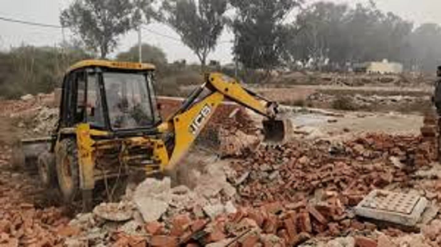 Bulldozer Action: चंपारण की सड़क पर उतरा प्रशासनिक महकमा, किसी के घर तो किसी की दुकान पर चला JCB