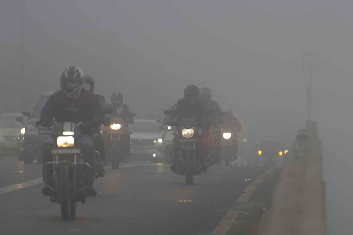 Red Alert By IMD: घने कोहरे का कहर, ट्रेन और हवाई यात्रा करने से पहले पढ़ लें ये खबर